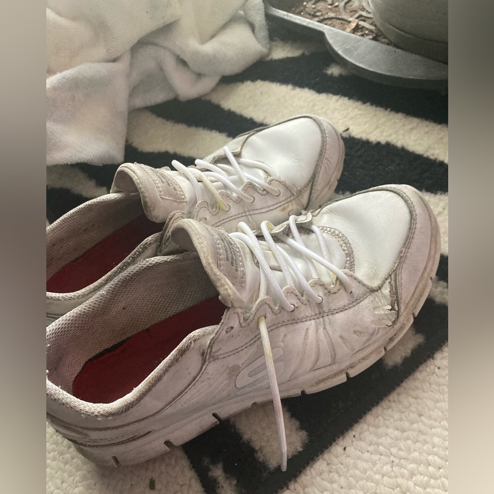 USED HOOTERS SHOES SIZE 6